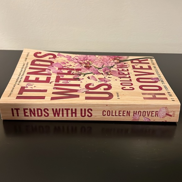 It Ends With Us by Colleen Hoover - Picture 4 of 4